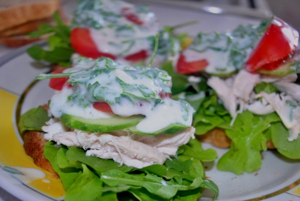 Куриный сэндвич с овощами и йогуртовым соусом